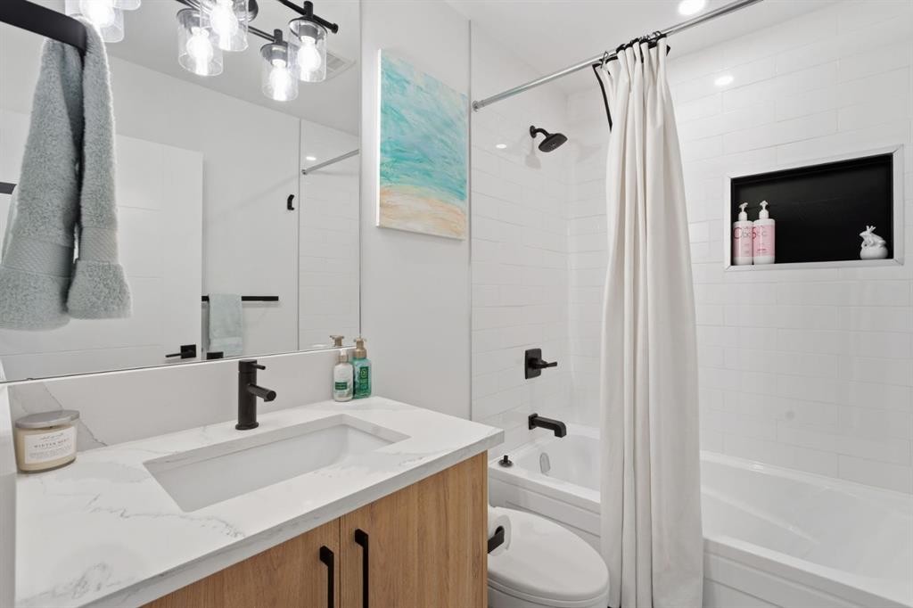 87 Armstrong Crescent Se, Calgary, AB - Indoor Photo Showing Bathroom