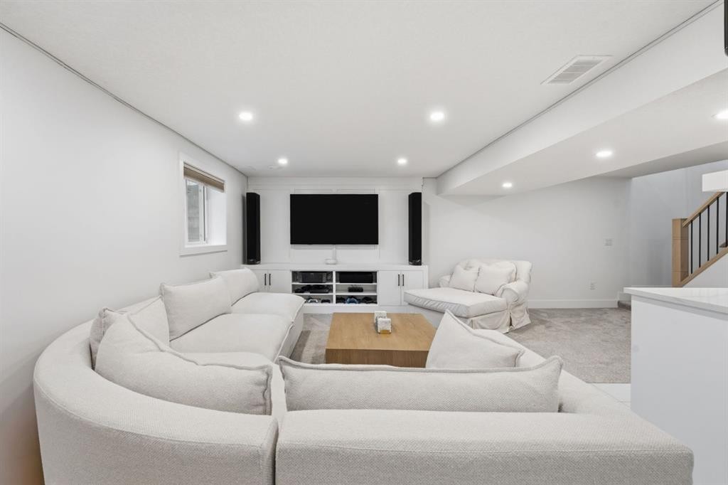 87 Armstrong Crescent Se, Calgary, AB - Indoor