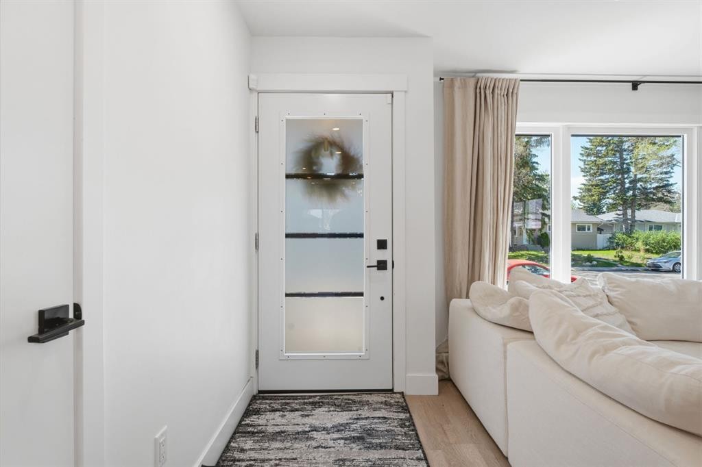 87 Armstrong Crescent Se, Calgary, AB - Indoor Photo Showing Other Room