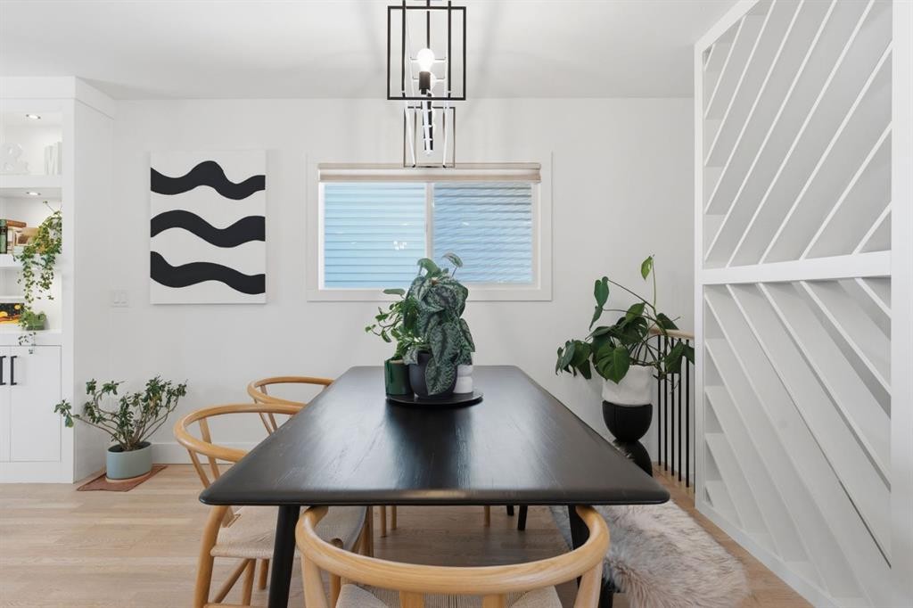 87 Armstrong Crescent Se, Calgary, AB - Indoor Photo Showing Dining Room