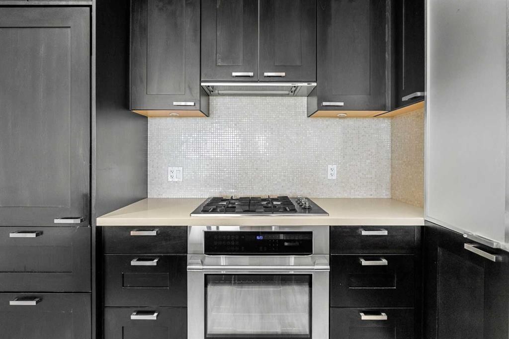 1712-222 Riverfront Avenue Sw, Calgary, AB - Indoor Photo Showing Kitchen With Upgraded Kitchen