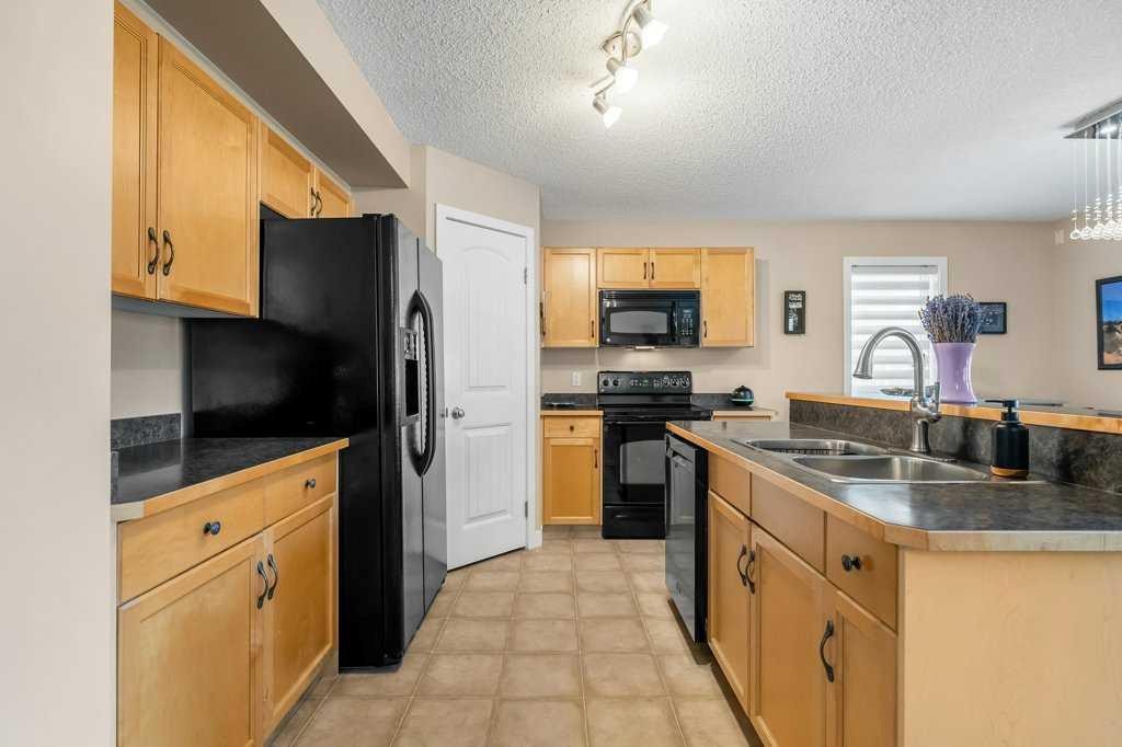 140 Panamount Circle Nw, Calgary, AB - Indoor Photo Showing Kitchen With Double Sink
