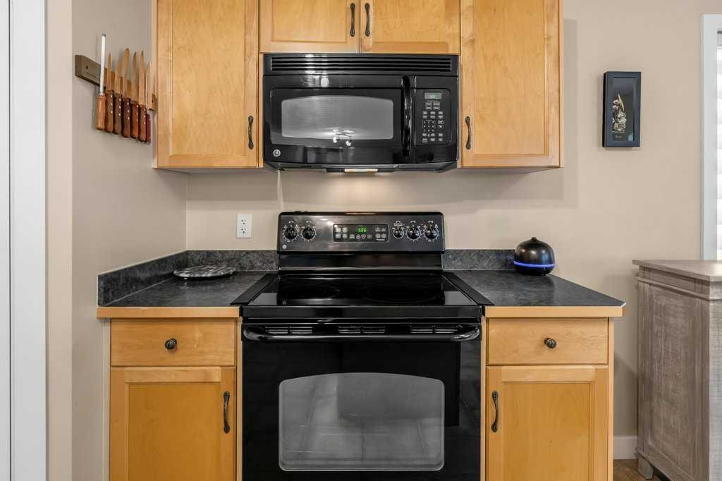 140 Panamount Circle Nw, Calgary, AB - Indoor Photo Showing Kitchen