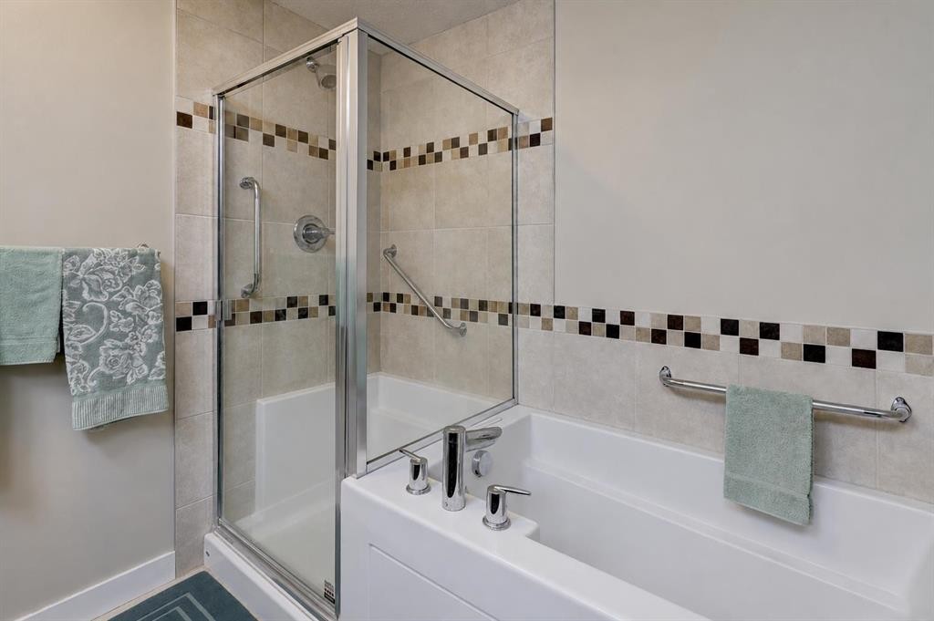 810-16 Varsity Estates Circle Nw, Calgary, AB - Indoor Photo Showing Bathroom