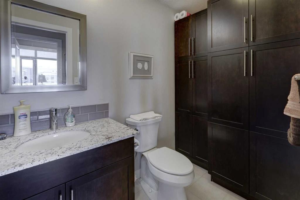 810-16 Varsity Estates Circle Nw, Calgary, AB - Indoor Photo Showing Bathroom
