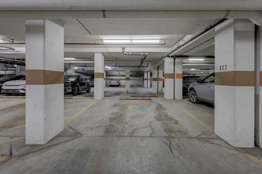 810-16 Varsity Estates Circle Nw, Calgary, AB - Indoor Photo Showing Garage