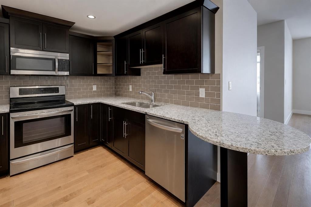 810-16 Varsity Estates Circle Nw, Calgary, AB - Indoor Photo Showing Kitchen With Double Sink With Upgraded Kitchen