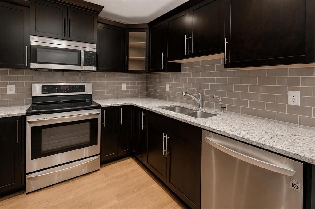 810-16 Varsity Estates Circle Nw, Calgary, AB - Indoor Photo Showing Kitchen With Double Sink