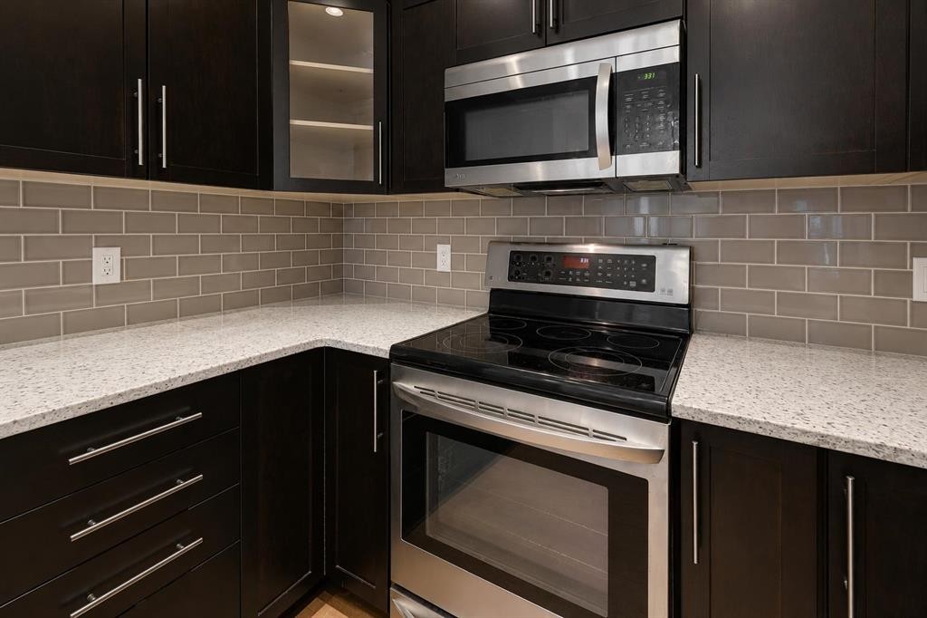 810-16 Varsity Estates Circle Nw, Calgary, AB - Indoor Photo Showing Kitchen