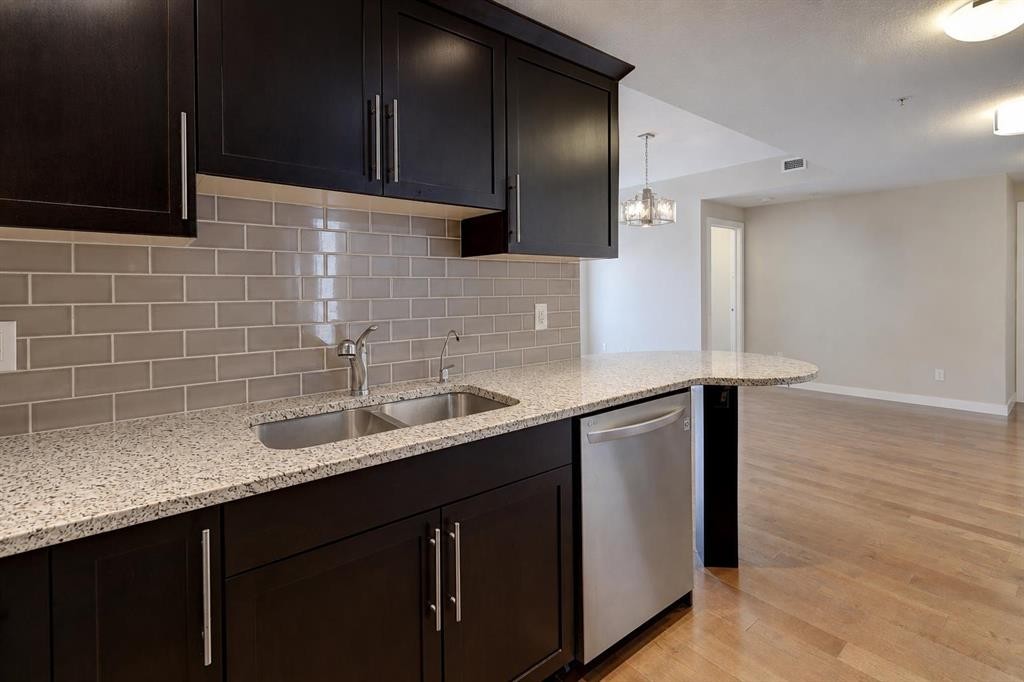 810-16 Varsity Estates Circle Nw, Calgary, AB - Indoor Photo Showing Kitchen With Double Sink