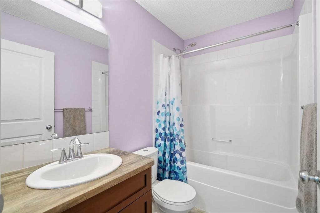383 Fireside Place, Cochrane, AB - Indoor Photo Showing Bathroom
