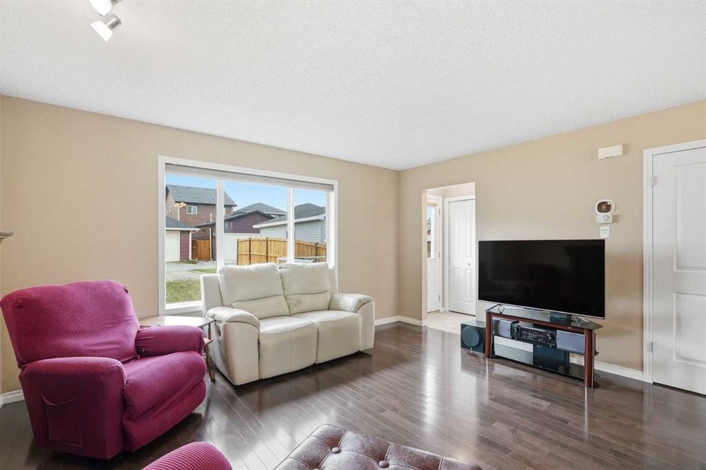 383 Fireside Place, Cochrane, AB - Indoor Photo Showing Living Room