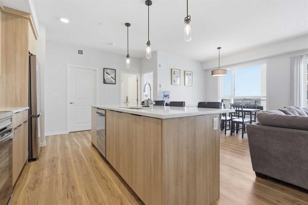 3304-33 Carringham Gate Nw, Calgary, AB
