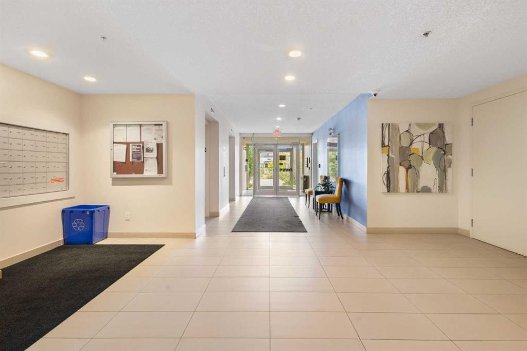 412-2300 Evanston Square Nw, Calgary, AB - Indoor Photo Showing Other Room