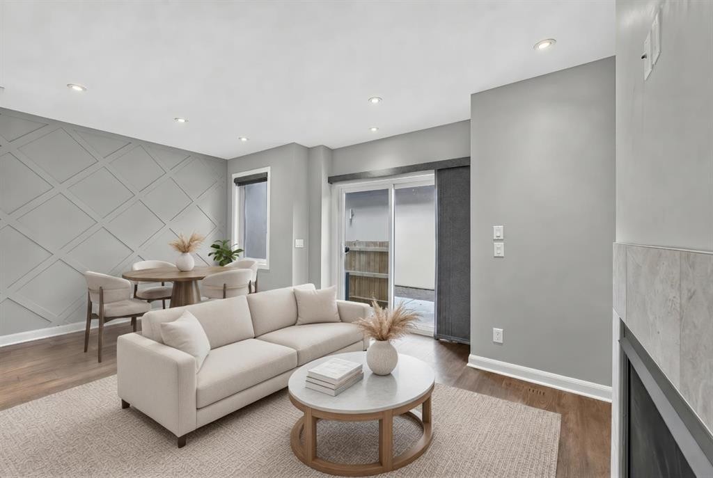2-530 56 Avenue Sw, Calgary, AB - Indoor Photo Showing Living Room