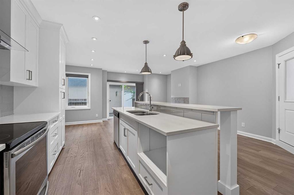 2-530 56 Avenue Sw, Calgary, AB - Indoor Photo Showing Kitchen With Double Sink With Upgraded Kitchen