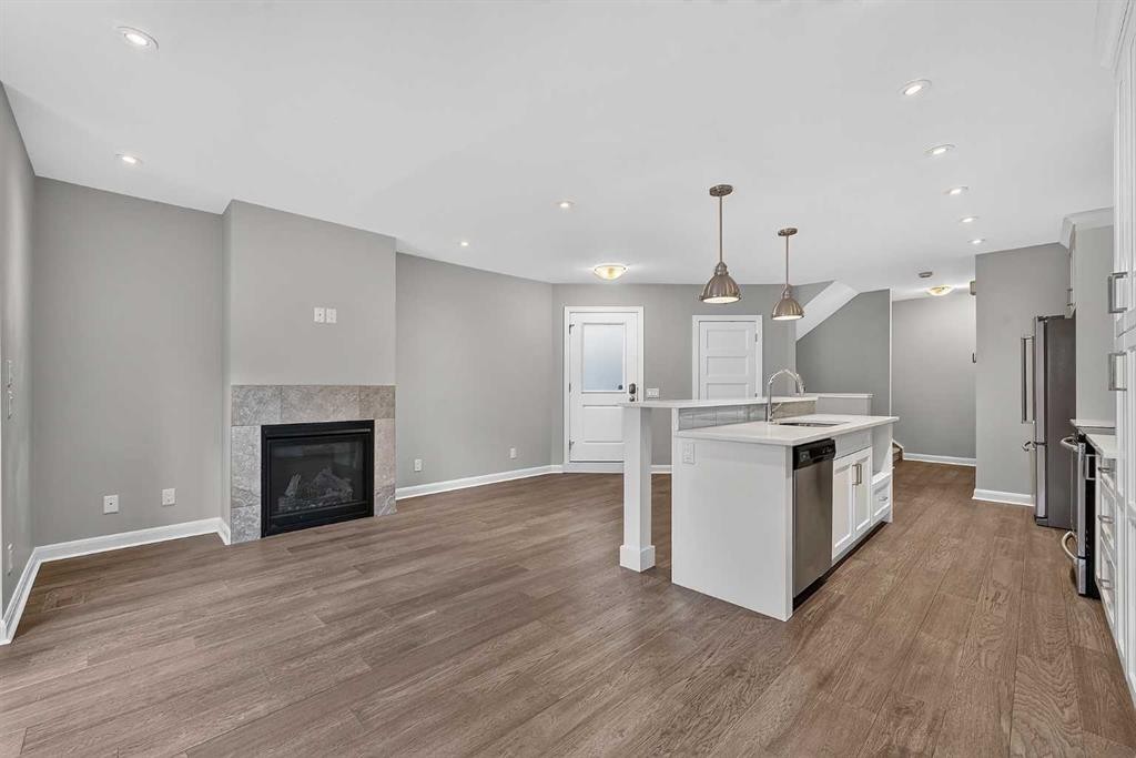 2-530 56 Avenue Sw, Calgary, AB - Indoor With Fireplace