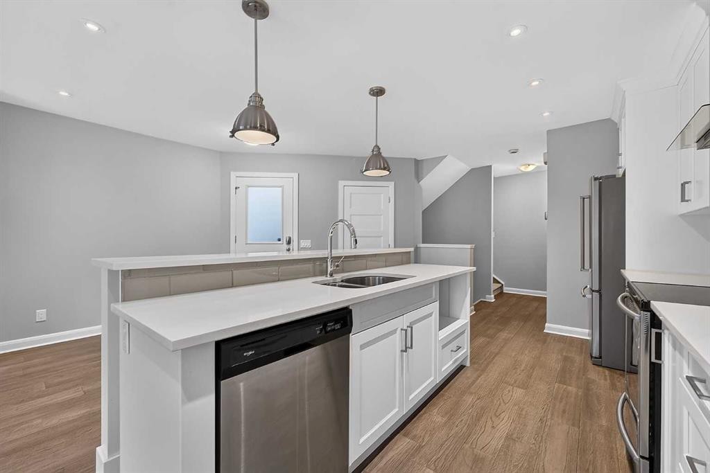 2-530 56 Avenue Sw, Calgary, AB - Indoor Photo Showing Kitchen With Stainless Steel Kitchen With Double Sink With Upgraded Kitchen