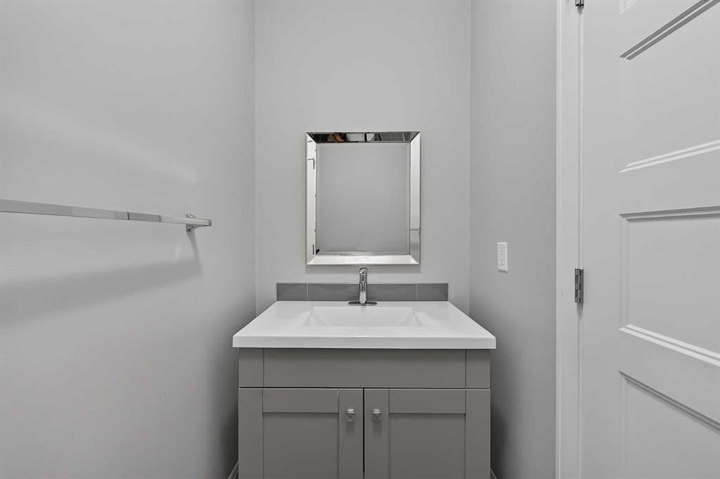 2-530 56 Avenue Sw, Calgary, AB - Indoor Photo Showing Bathroom