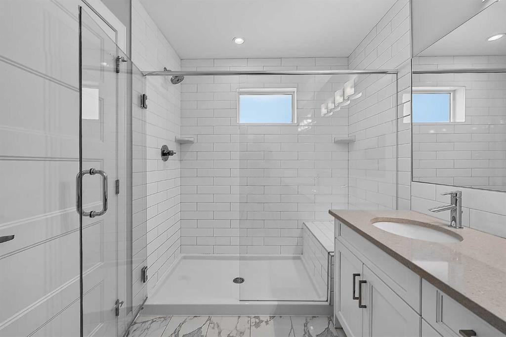 2-530 56 Avenue Sw, Calgary, AB - Indoor Photo Showing Bathroom