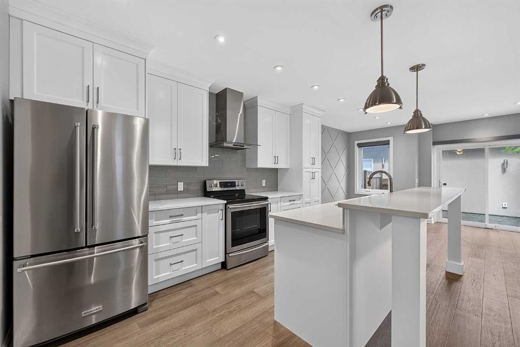 2-530 56 Avenue Sw, Calgary, AB - Indoor Photo Showing Kitchen With Stainless Steel Kitchen With Upgraded Kitchen