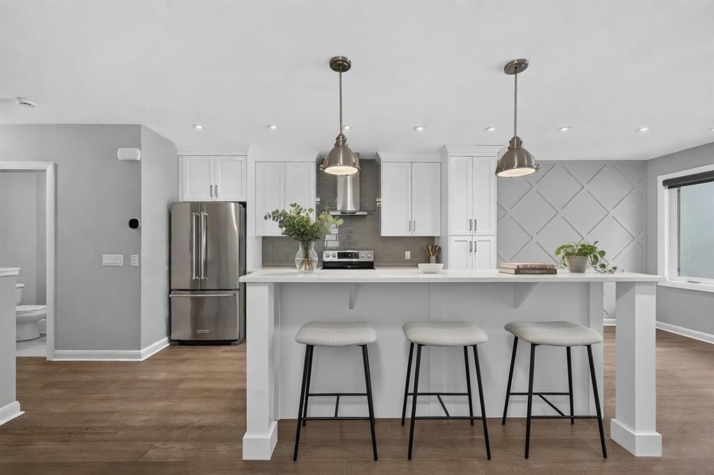 2-530 56 Avenue Sw, Calgary, AB - Indoor Photo Showing Kitchen With Upgraded Kitchen