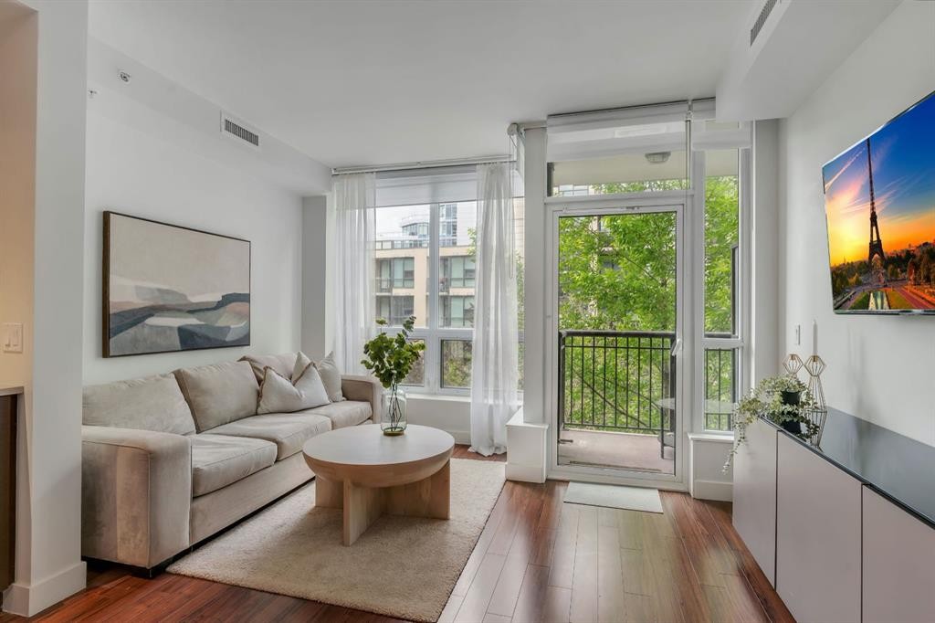 357-222 Riverfront Avenue Sw, Calgary, AB - Indoor Photo Showing Living Room