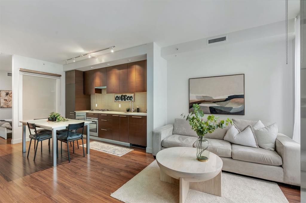 357-222 Riverfront Avenue Sw, Calgary, AB - Indoor Photo Showing Living Room