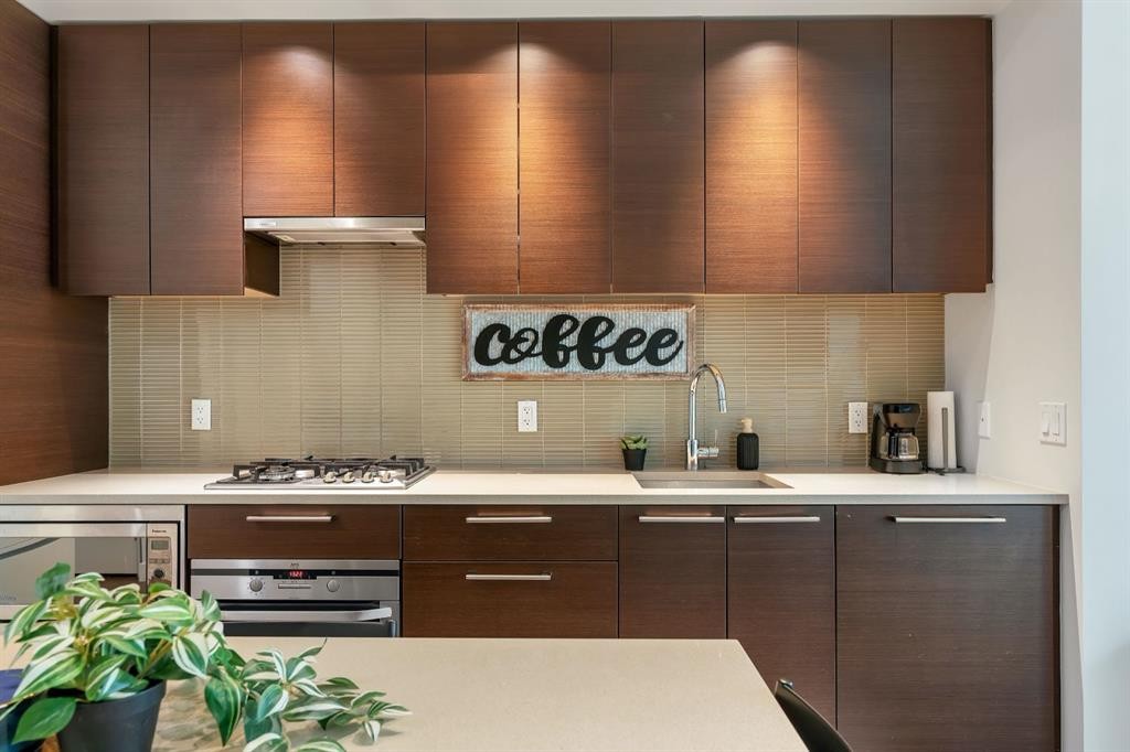 357-222 Riverfront Avenue Sw, Calgary, AB - Indoor Photo Showing Kitchen With Upgraded Kitchen