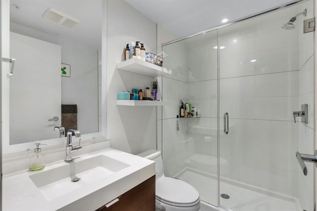 357-222 Riverfront Avenue Sw, Calgary, AB - Indoor Photo Showing Bathroom