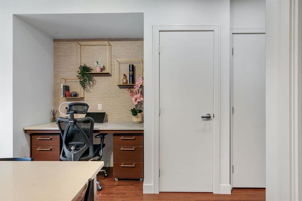 357-222 Riverfront Avenue Sw, Calgary, AB - Indoor Photo Showing Office