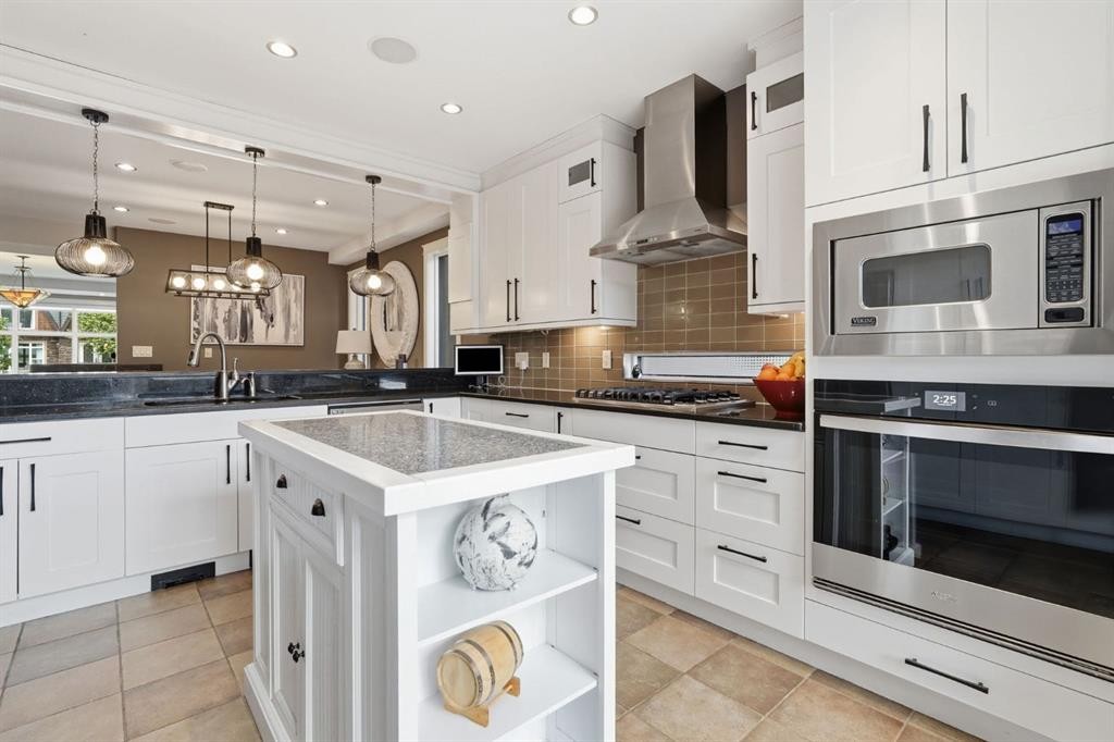 2409 Westmount Road Nw, Calgary, AB - Indoor Photo Showing Kitchen With Upgraded Kitchen