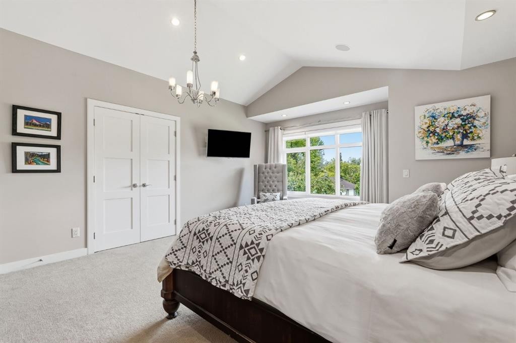 2409 Westmount Road Nw, Calgary, AB - Indoor Photo Showing Bedroom