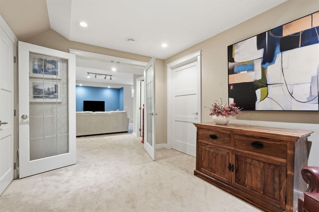 2409 Westmount Road Nw, Calgary, AB - Indoor Photo Showing Other Room