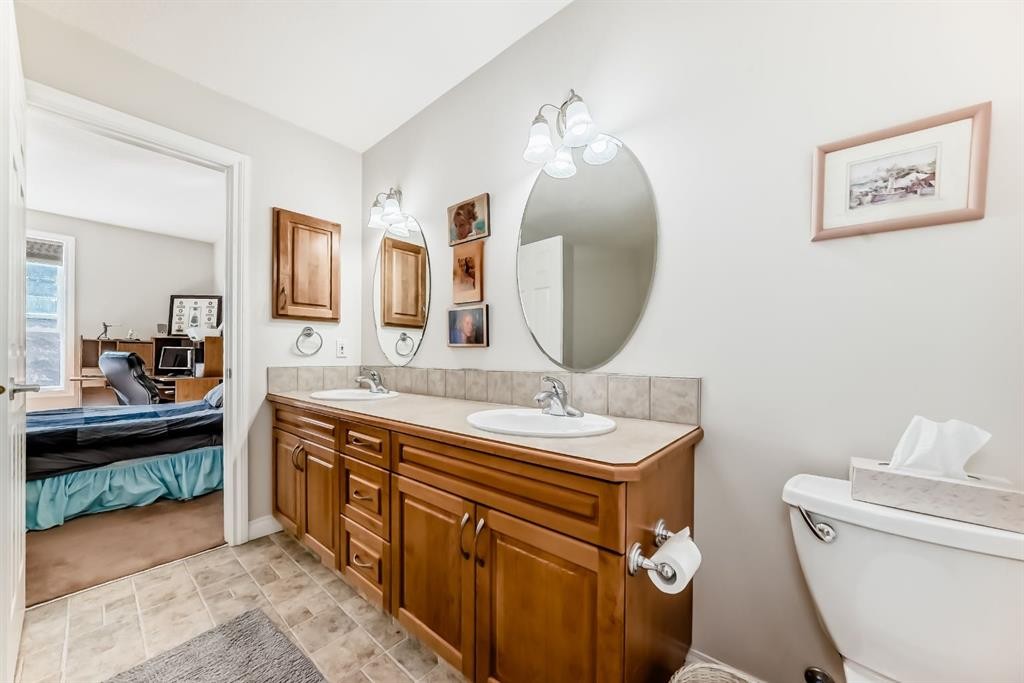 261-3000 Marda Link Sw, Calgary, AB - Indoor Photo Showing Bathroom