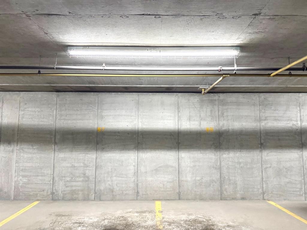 261-3000 Marda Link Sw, Calgary, AB - Indoor Photo Showing Garage