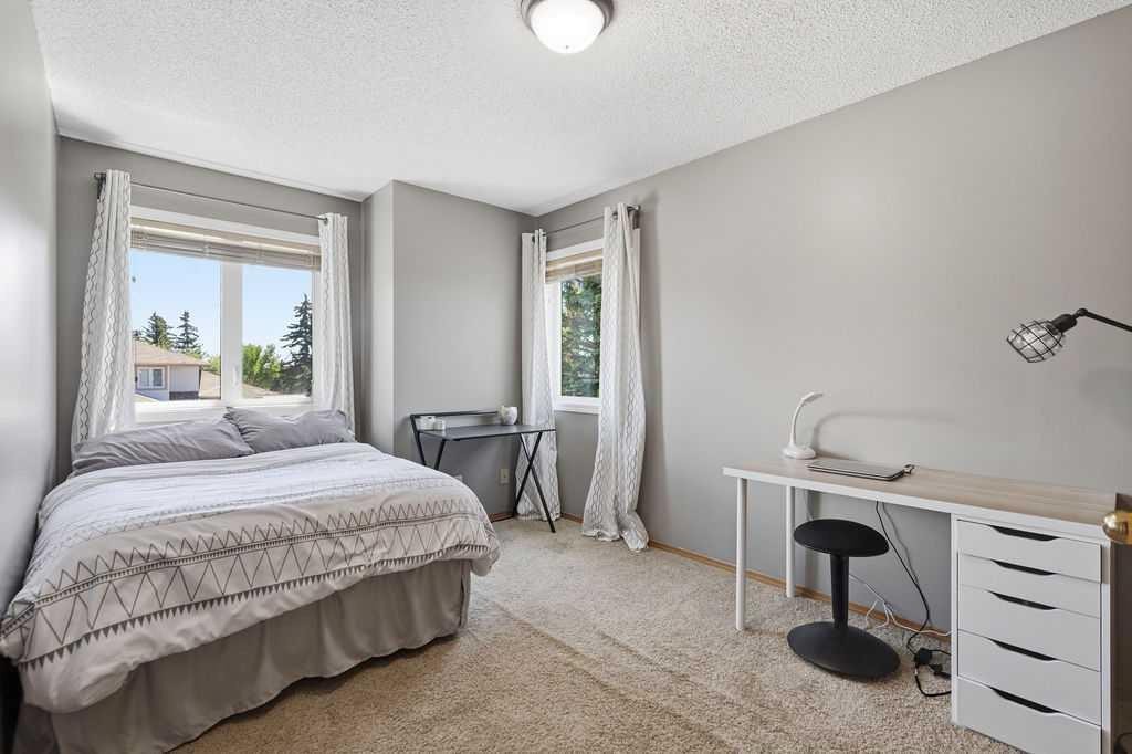 145 Straddock Crescent Sw, Calgary, AB