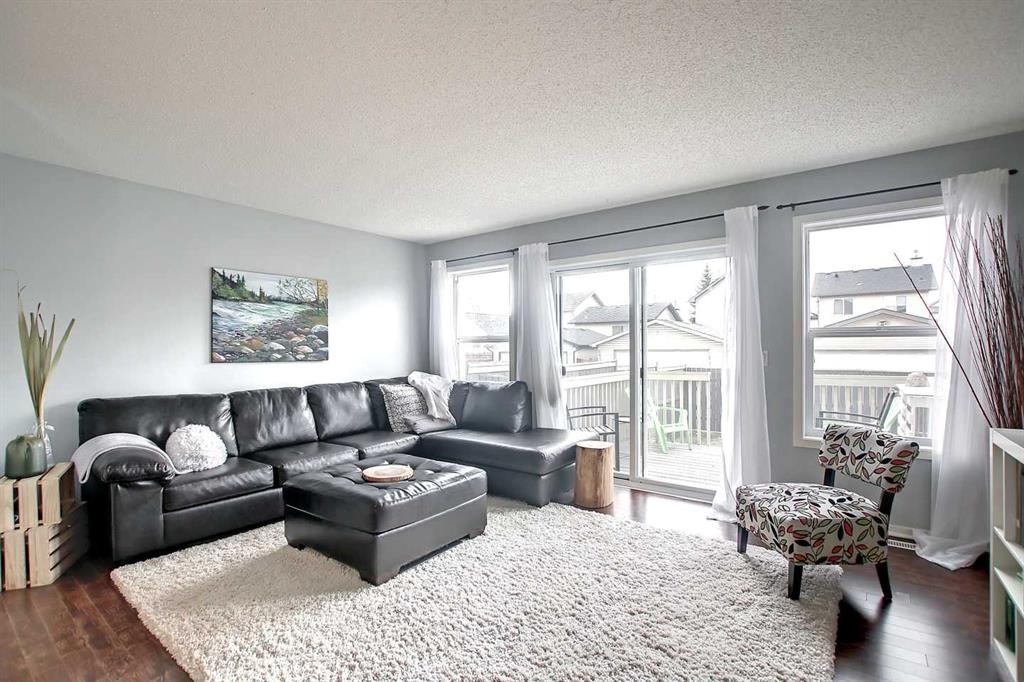 191 Cranberry Green Se, Calgary, AB - Indoor Photo Showing Living Room