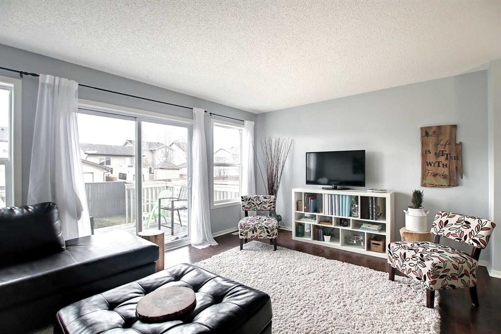 191 Cranberry Green Se, Calgary, AB - Indoor Photo Showing Living Room