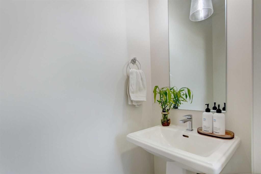 30 Creekside Manor Sw, Calgary, AB - Indoor Photo Showing Bathroom