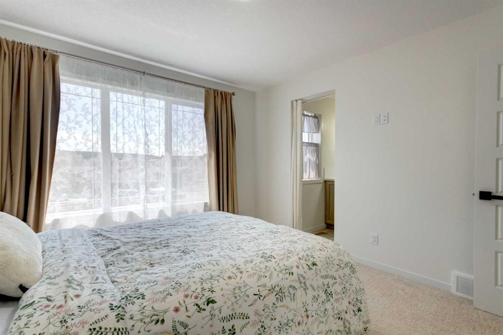 30 Creekside Manor Sw, Calgary, AB - Indoor Photo Showing Bedroom