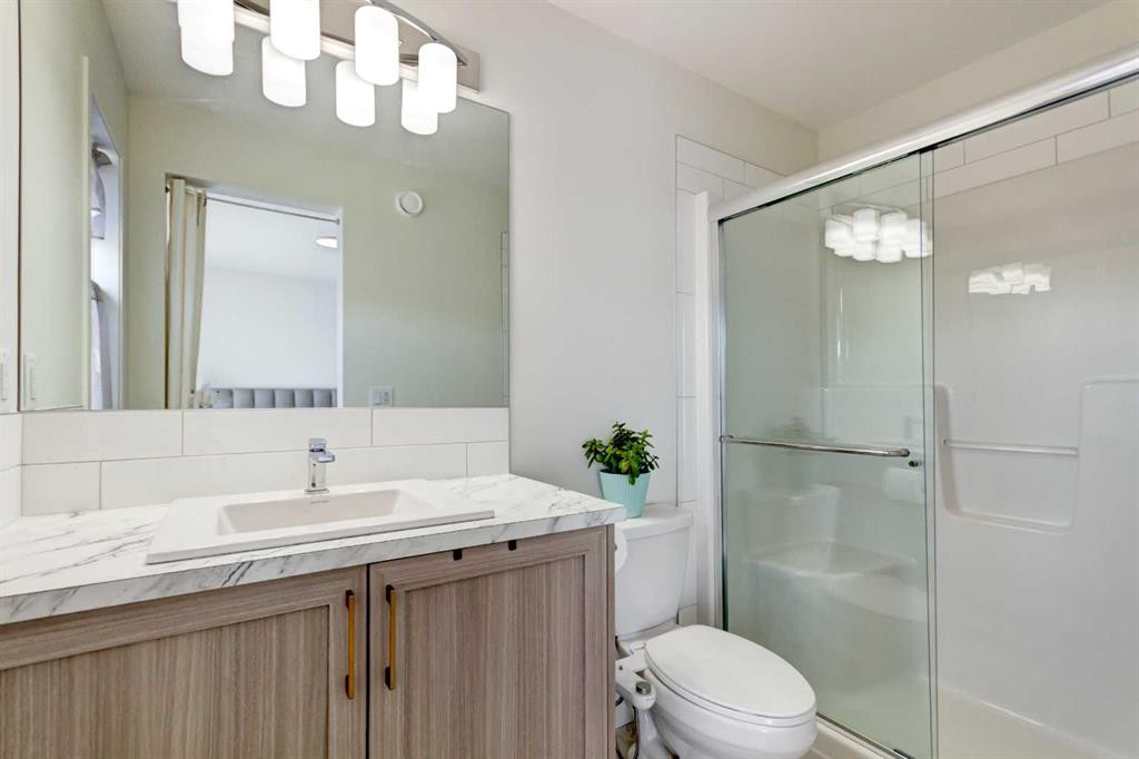 30 Creekside Manor Sw, Calgary, AB - Indoor Photo Showing Bathroom