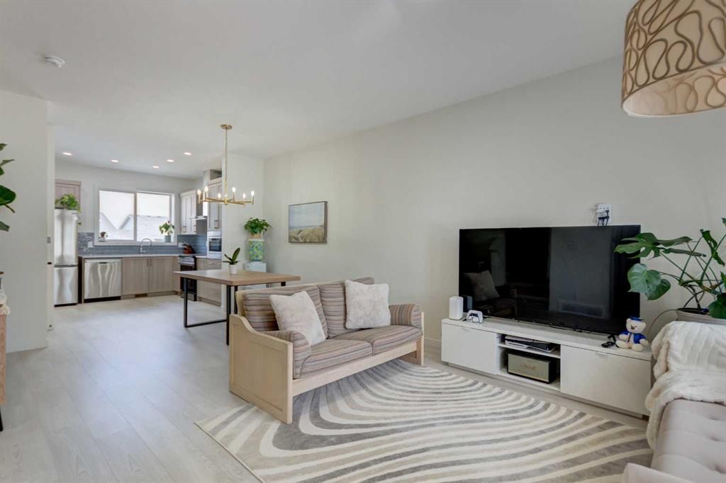 30 Creekside Manor Sw, Calgary, AB - Indoor Photo Showing Living Room