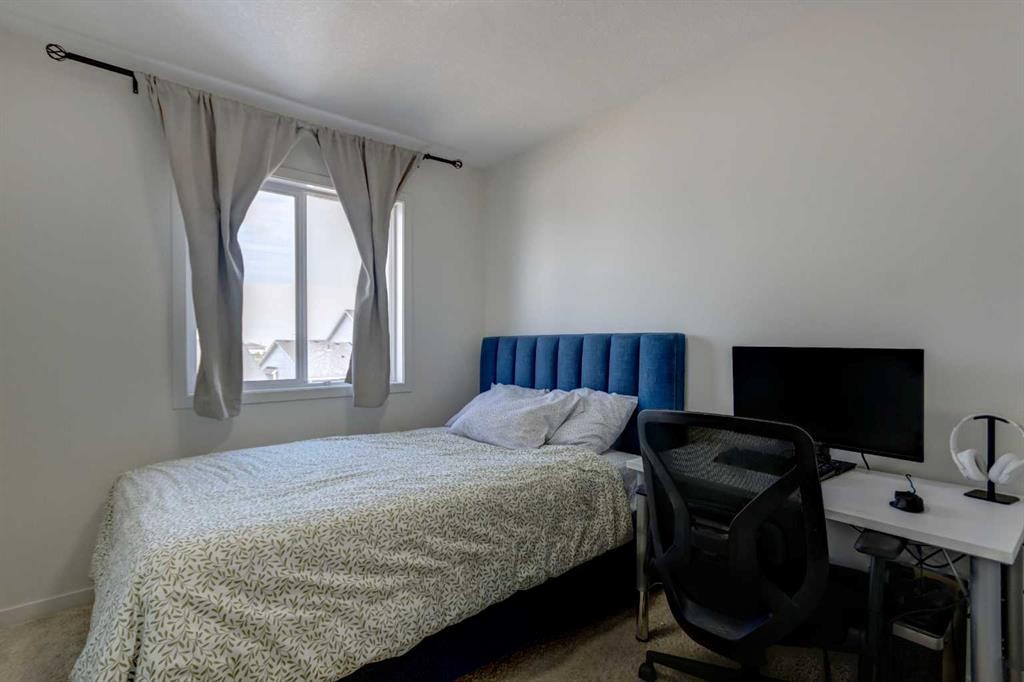 30 Creekside Manor Sw, Calgary, AB - Indoor Photo Showing Bedroom
