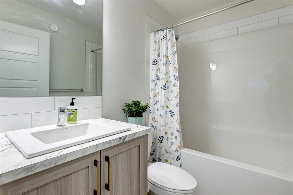 30 Creekside Manor Sw, Calgary, AB - Indoor Photo Showing Bathroom