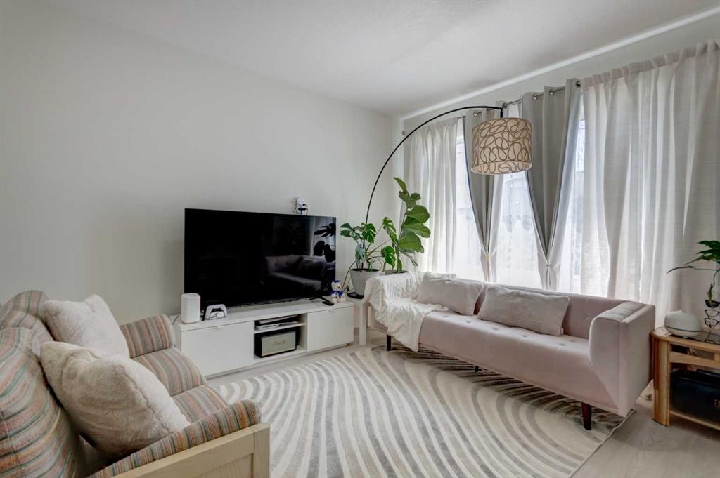 30 Creekside Manor Sw, Calgary, AB - Indoor Photo Showing Living Room