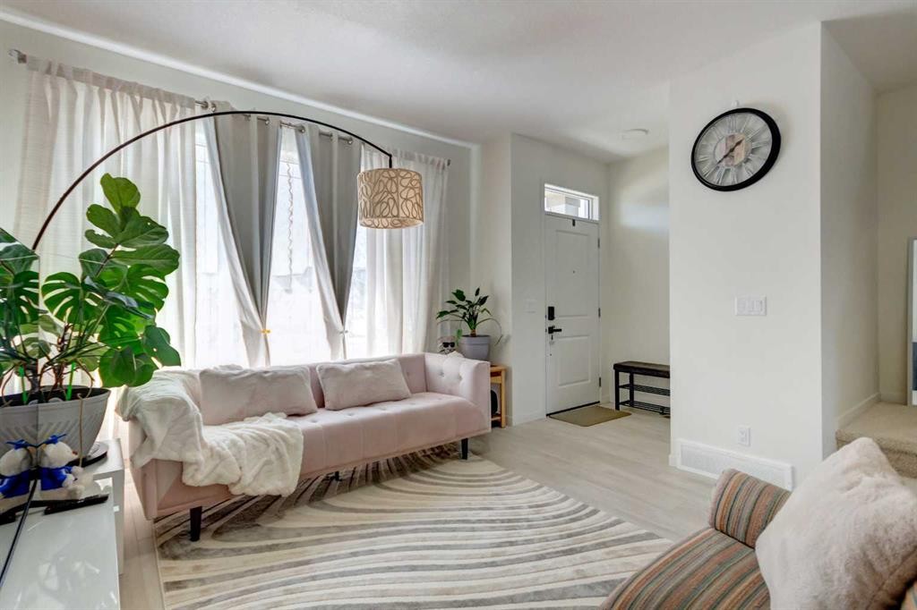 30 Creekside Manor Sw, Calgary, AB - Indoor Photo Showing Living Room