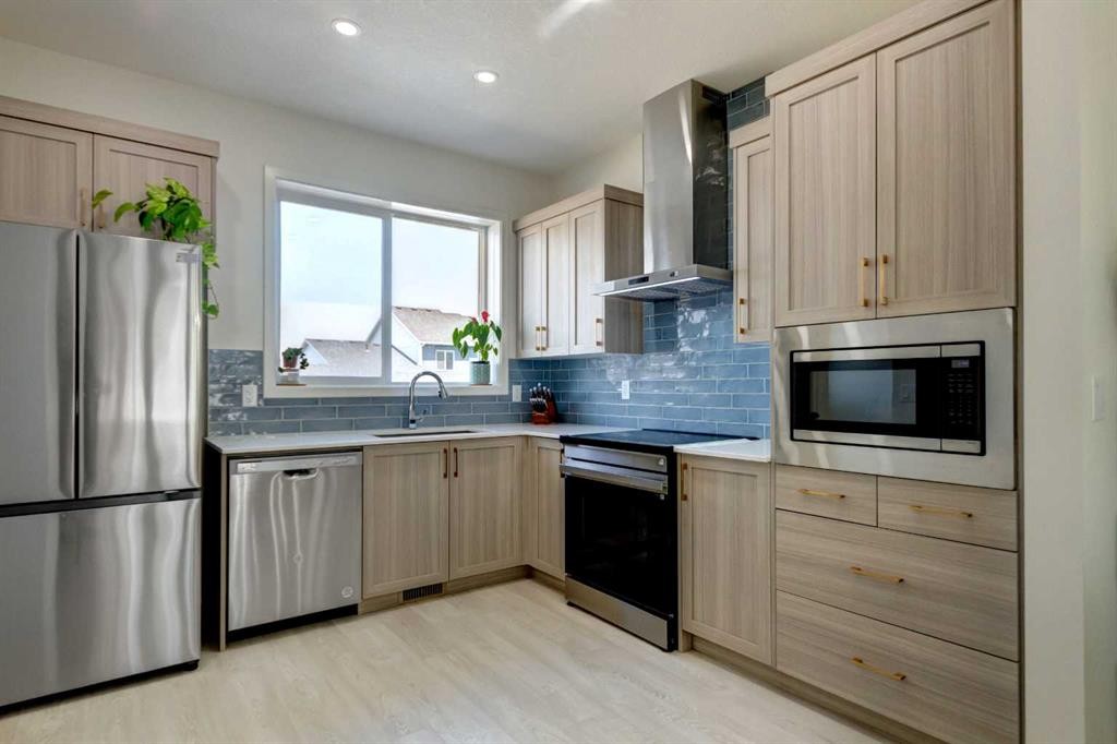 30 Creekside Manor Sw, Calgary, AB - Indoor Photo Showing Kitchen
