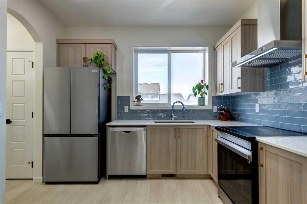 30 Creekside Manor Sw, Calgary, AB - Indoor Photo Showing Kitchen