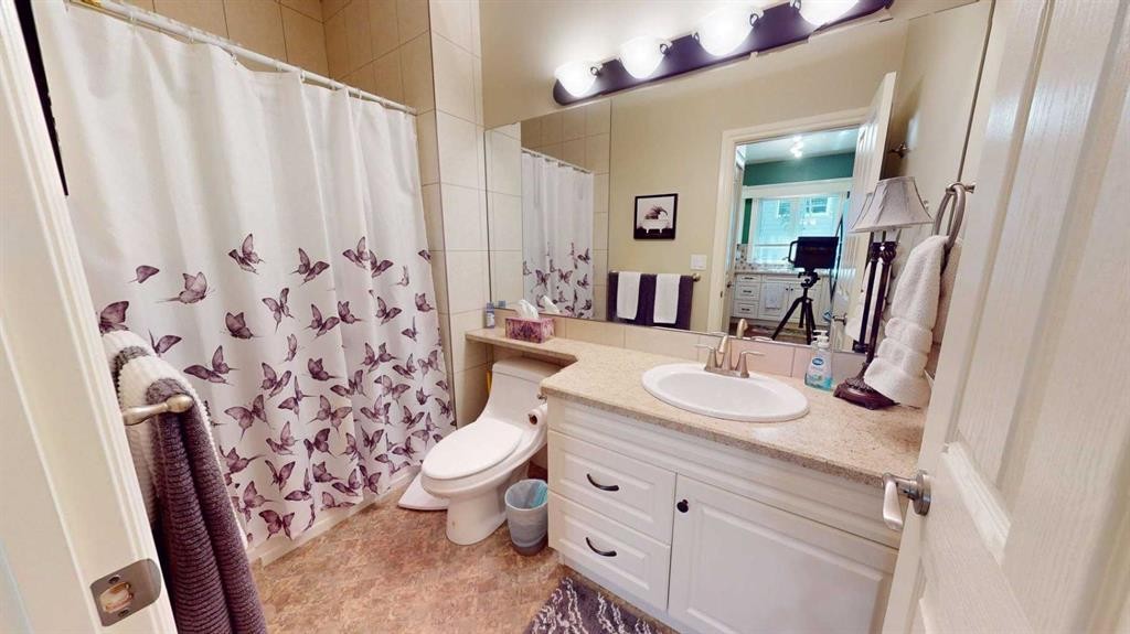 4-7001 52 Street, Lacombe, AB - Indoor Photo Showing Bathroom
